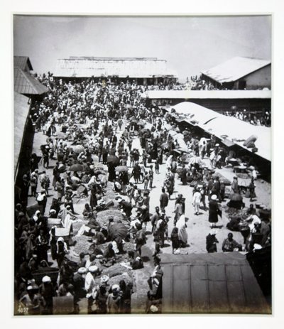 Bazaar, Darjeeling, foto toegeschreven aan Bourne en Shepherd, ca. 1880 door English Photographer